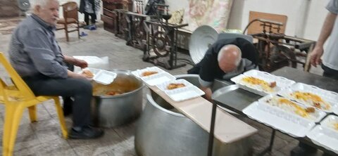 توزیع غذای نذری به مناسبت عید سعید غدیر خم در مجتمع خیریه آموزشی توانبخشی رعد کرج