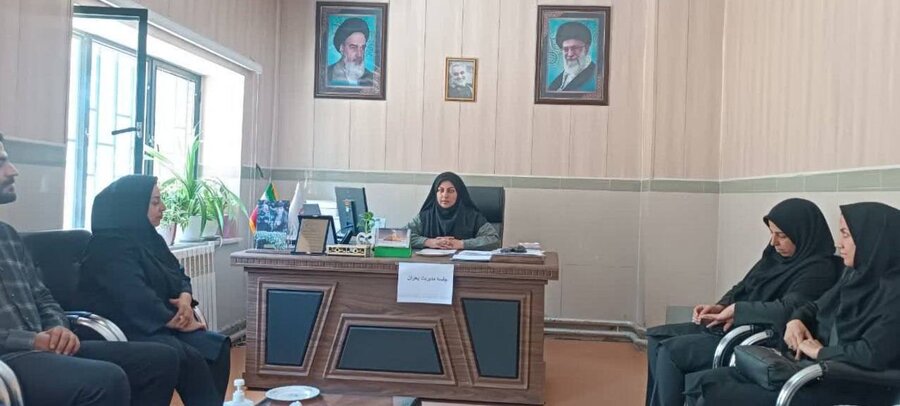 جلسه مدیریت بحران در بهزیستی شاهین دژ