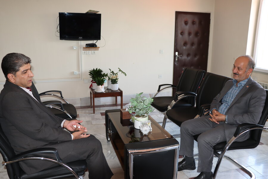 دیدار سرپرست بهزیستی استان مرکزی با مدیر کارخانه املاح اراک در راستای مسئولیت‌های اجتماعی  