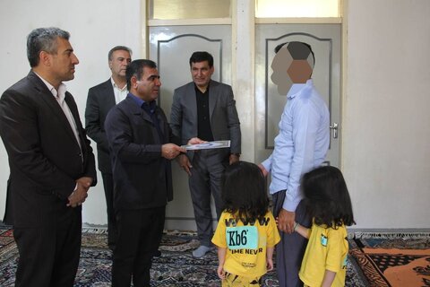 بازدید و تقدیر مدیر کل بهزیستی ایلام از خانواده چند قلو به مناسبت بزرگداشت روز ملی خانواده