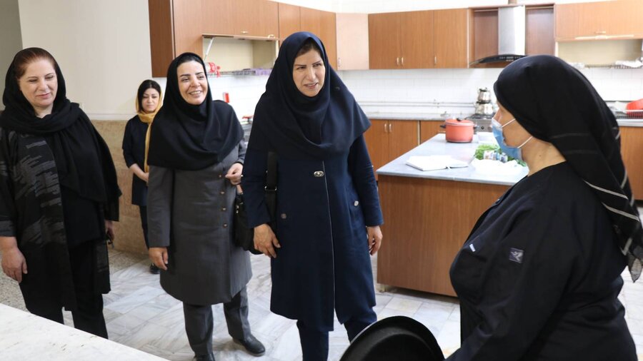 حضور مؤثر مدیرکل بهزیستی در کنار سالمندان در روزهای خاص
