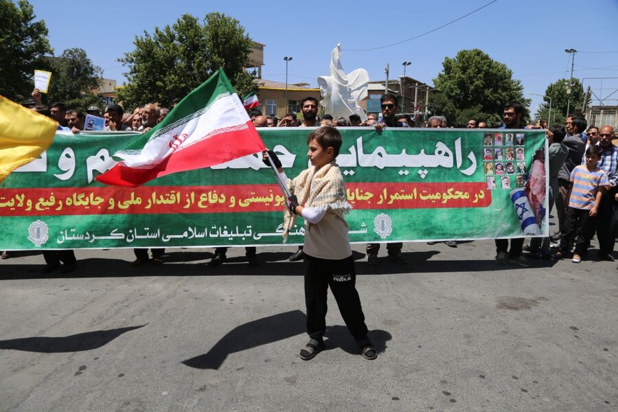 حضور مدیرکل بهزیستی استان و کارکنان در راهپیمایی خشم و نصر در سنندج 