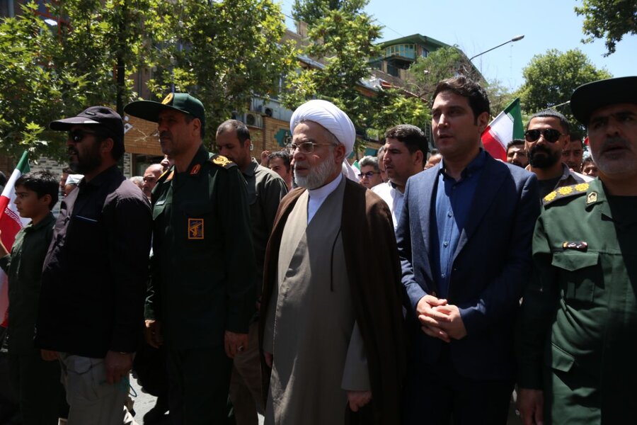 حضور مدیرکل بهزیستی استان و کارکنان در راهپیمایی خشم و نصر در سنندج