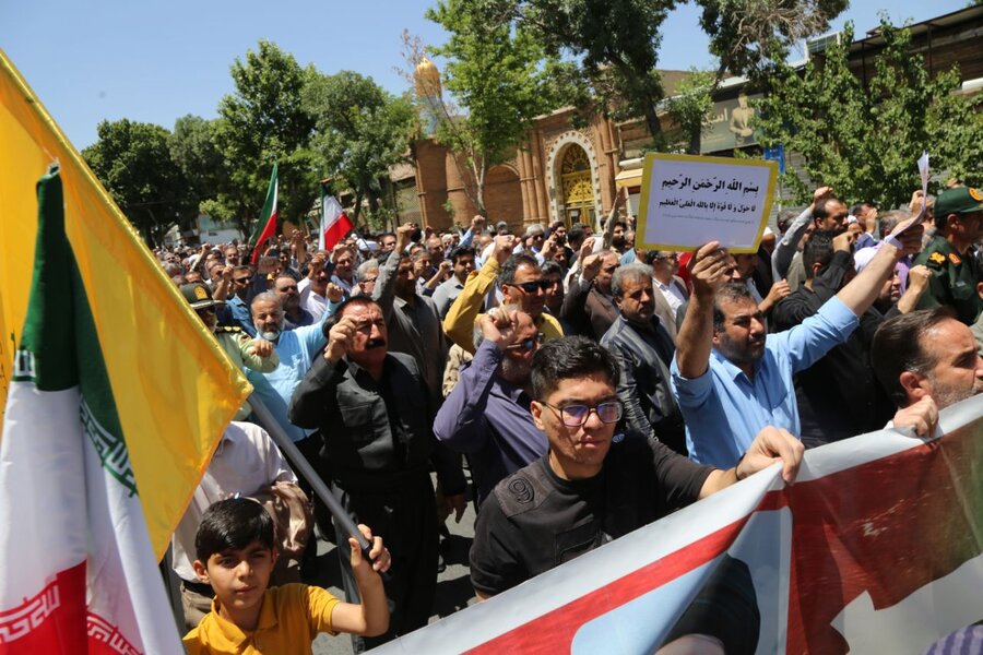 حضور مدیرکل بهزیستی استان و کارکنان در راهپیمایی خشم و نصر در سنندج