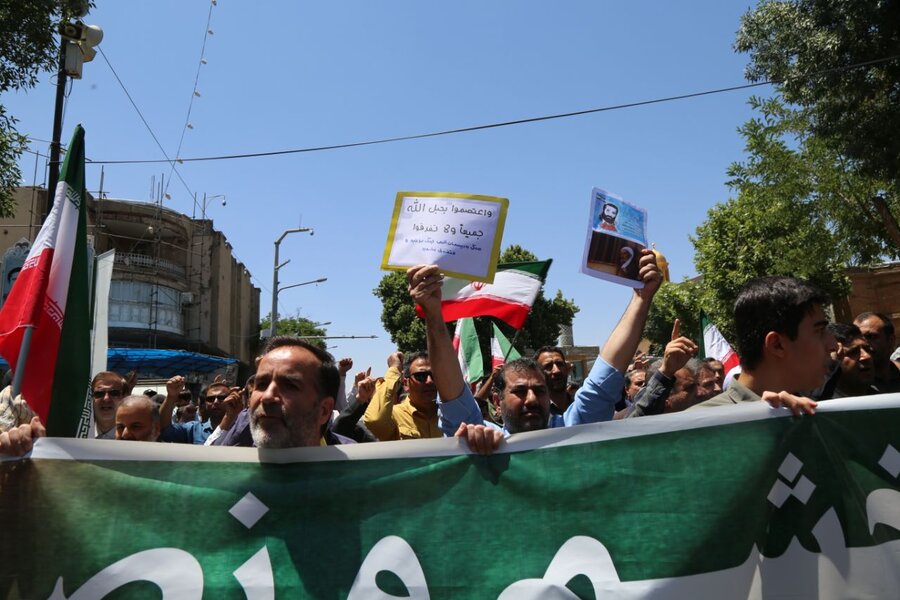 حضور مدیرکل بهزیستی استان و کارکنان در راهپیمایی خشم و نصر در سنندج 