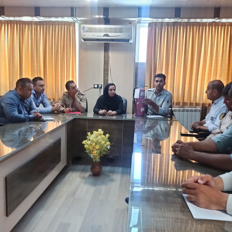 حضور پرسنل آتش نشانی در بهزیستی کامیاران