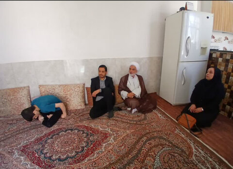 نظرآباد | بازديد مسئولين از منزل خانواده داراى دو فرزند معلول