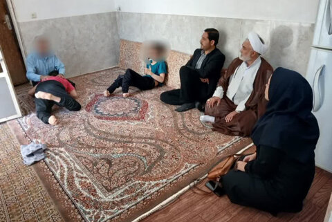 نظرآباد | بازديد مسئولين از منزل خانواده داراى دو فرزند معلول