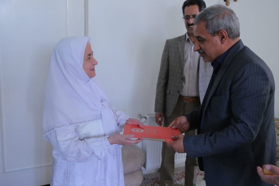 مدیرکل بهزیستی کردستان با همکار بازنشسته دیدار کرد