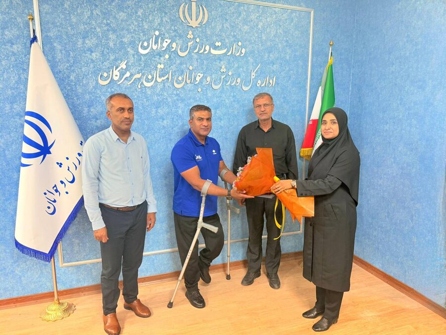 تجلیل از قهرمان قایقرانی آسیا تجلیل از قهرمان قایقرانی آسیا