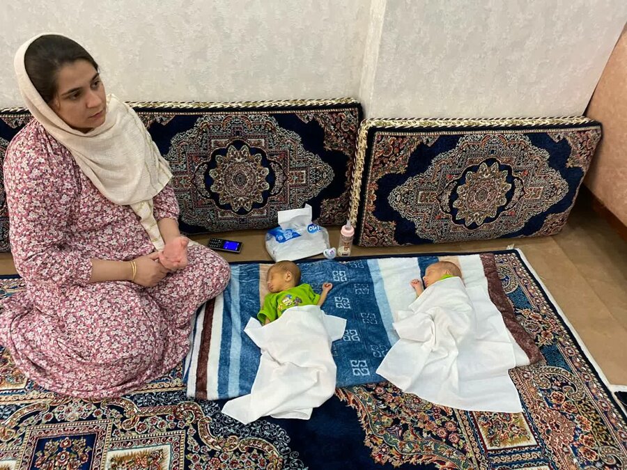 دیدار مسئولان بهزیستی سنندج با خانواده‌های چند قلو و زنان سرپرست خانوار