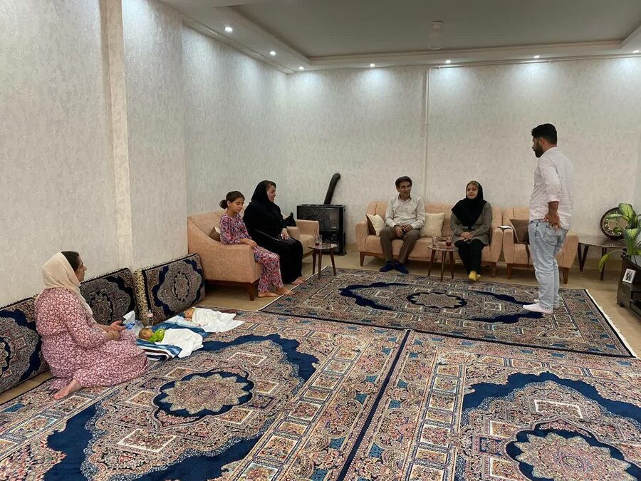 دیدار مسئولان بهزیستی سنندج با خانواده‌های چند قلو و زنان سرپرست خانوار