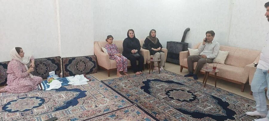 دیدار مسئولان بهزیستی سنندج با خانواده‌های چند قلو