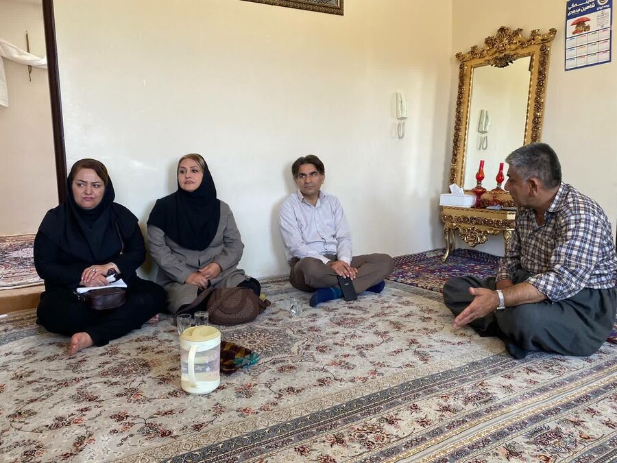 دیدار مسئولان بهزیستی سنندج با خانواده‌های چند قلو و زنان سرپرست خانوار