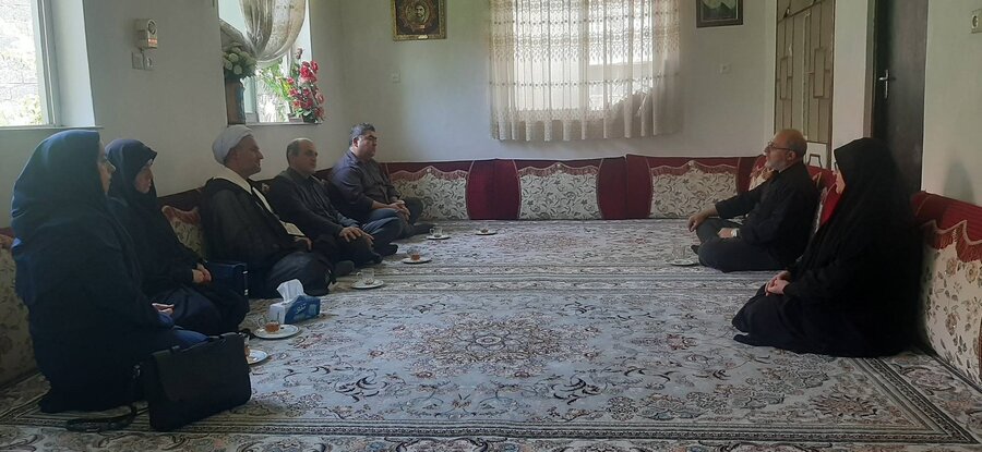 حضور مدیرکل بهزیستی گیلان در منزل شهید مدافع حرم محمد اتابه وعرض تسلیت به مناسبت درگذشت مادر گرانقدر آن شهید