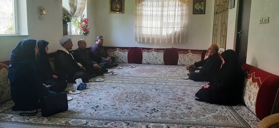 حضور مدیرکل بهزیستی گیلان در منزل شهید مدافع حرم محمد اتابه وعرض تسلیت به مناسبت درگذشت مادر گرانقدر آن شهید