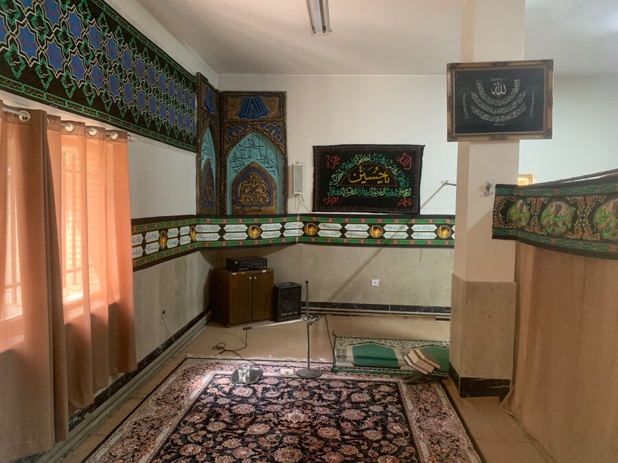 اسلامشهر | سیاه پوش کردن ساختمان اداری بهزیستی  به مناسبت ماه محرم