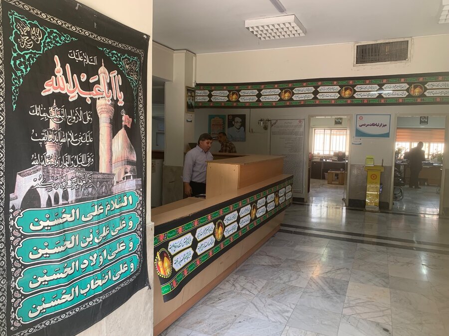 اسلامشهر | سیاه پوش کردن ساختمان اداری بهزیستی  به مناسبت ماه محرم