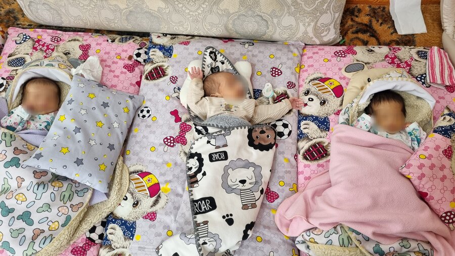 دیدار دلگرمکننده رئیس بهزیستی چالدران با سهقلوهای تازه متولد شده