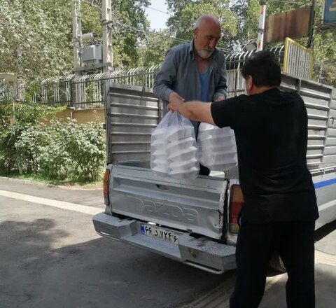 توزیع غذای نذری در مراکز تحت نظارت بهزیستی کرج