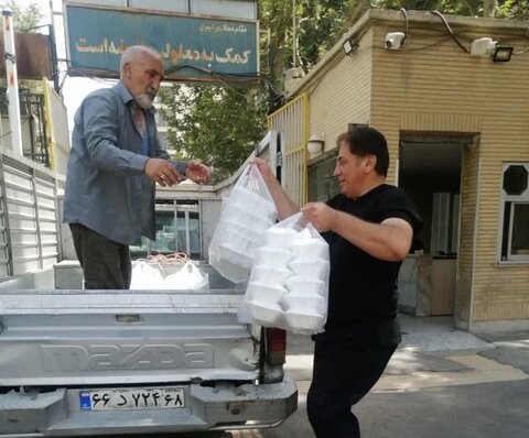 توزیع غذای نذری در مراکز تحت نظارت بهزیستی کرج