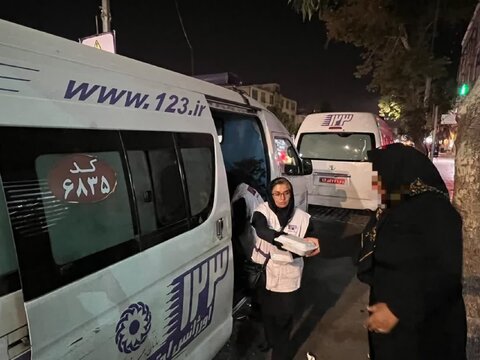 توزیع غذای گرم میان نیازمندان در ادامه خدمت‌رسانی اورژانس اجتماعی کرج در شب تاسوعای حسینی
