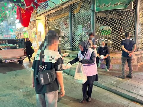 توزیع غذای گرم میان نیازمندان در ادامه خدمت‌رسانی اورژانس اجتماعی کرج در شب تاسوعای حسینی