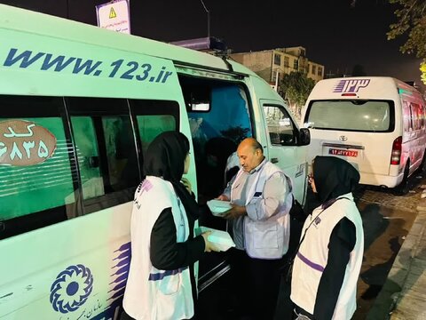 توزیع غذای گرم میان نیازمندان در ادامه خدمت‌رسانی اورژانس اجتماعی کرج در شب تاسوعای حسینی