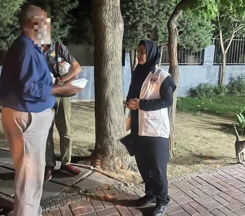 توزیع غذای گرم میان نیازمندان در ادامه خدمت‌رسانی اورژانس اجتماعی کرج در شب تاسوعای حسینی