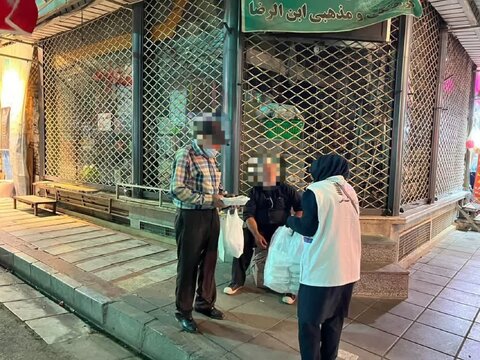 توزیع غذای گرم میان نیازمندان در ادامه خدمت‌رسانی اورژانس اجتماعی کرج در شب تاسوعای حسینی