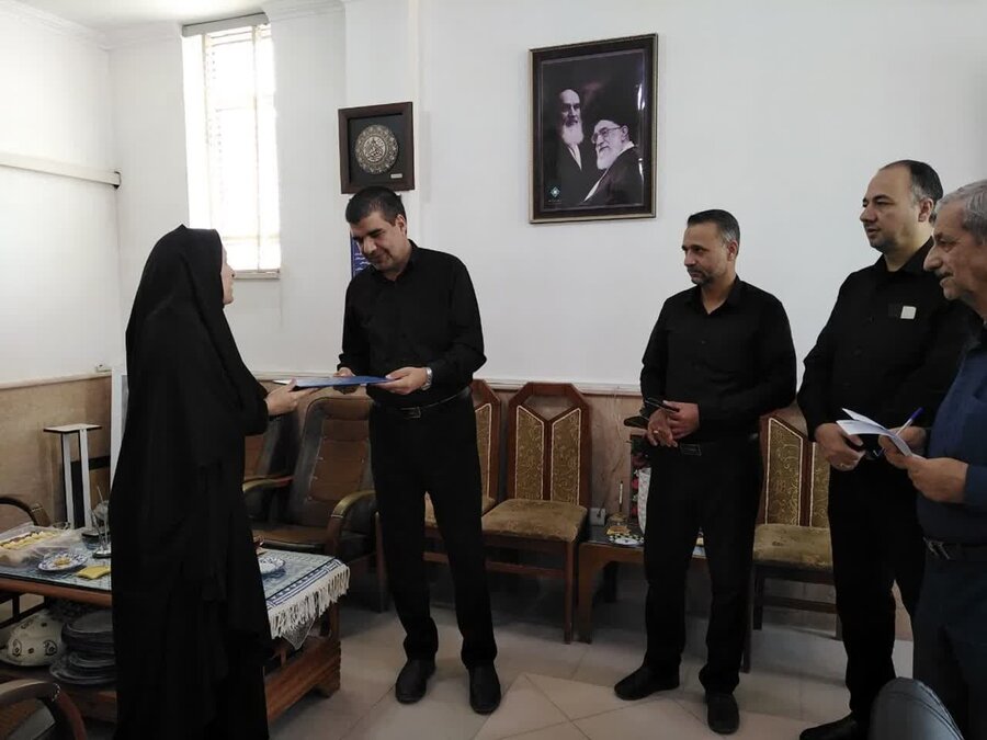 رئیس بهزیستی میبد با حضور در دفتر رئیس آموزش و پرورش شهرستان از همکاری های این ارگان در اجرای طرح های حوزه پیشگیری بهزیستی تقدیر و تشکر نمود