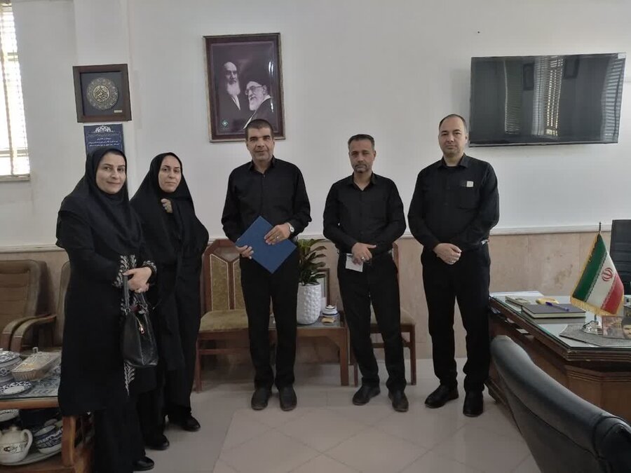 رئیس بهزیستی میبد با حضور در دفتر رئیس آموزش و پرورش شهرستان از همکاری های این ارگان در اجرای طرح های حوزه پیشگیری بهزیستی تقدیر و تشکر نمود
