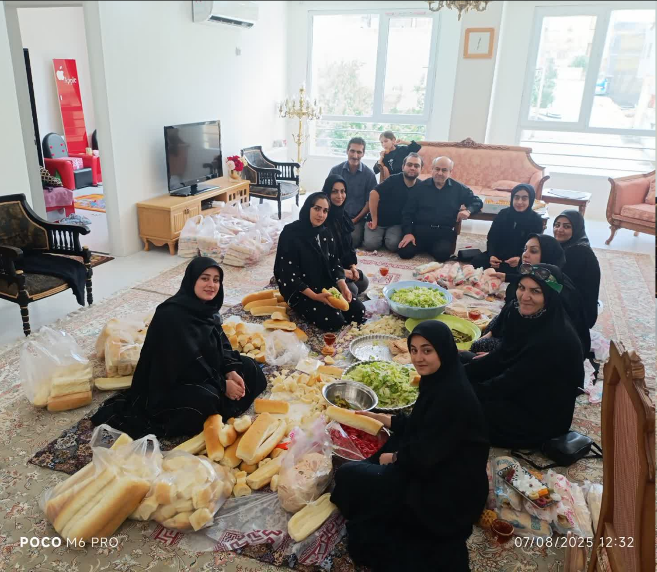 برکت سفره سیدالشهدا در کنار فرزندان بهزیستی دیدنیست / اگر بخواهیم دنیا و آخرتمان آباد باشد، هوای این عزیزان را داشته باشیم