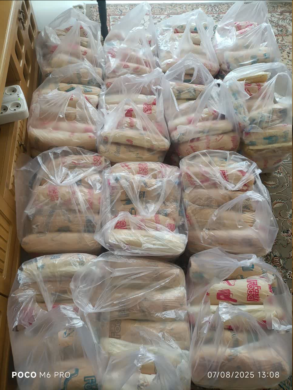 برکت سفره سیدالشهدا در کنار فرزندان بهزیستی دیدنیست / اگر بخواهیم دنیا و آخرتمان آباد باشد، هوای این عزیزان را داشته باشیم