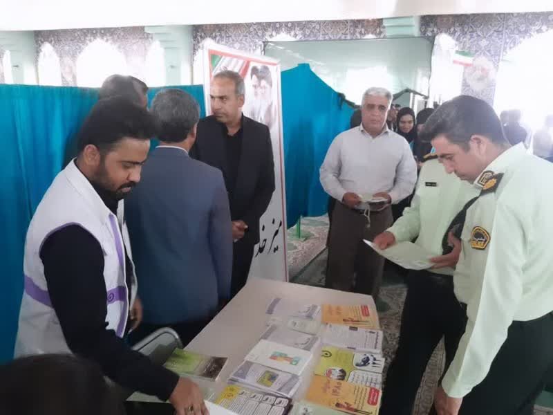 برپایی میزخدمت در نماز جمعه شهرستان عنبرآباد