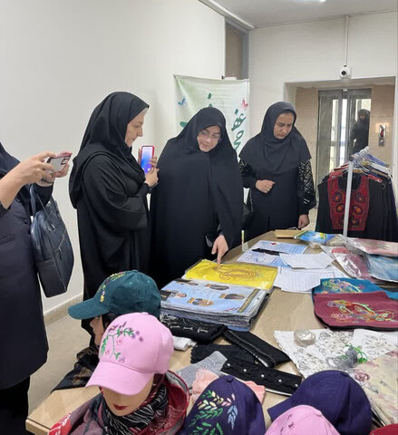 به مناسبت گرامیداشت روز عفاف و حجاب/ برگزاری نمایشگاه پوشاک ایرانی اسلامی در محل اداره بهزیستی