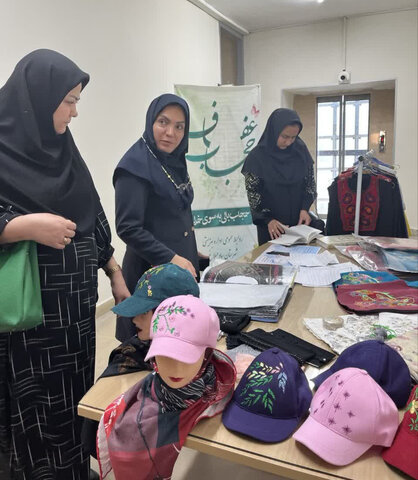 به مناسبت گرامیداشت روز عفاف و حجاب/ برگزاری نمایشگاه پوشاک ایرانی اسلامی در محل اداره بهزیستی