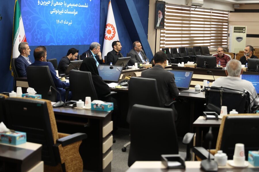 نشست صمیمی با جمعی از خیرین مؤسسات غیر دولتی