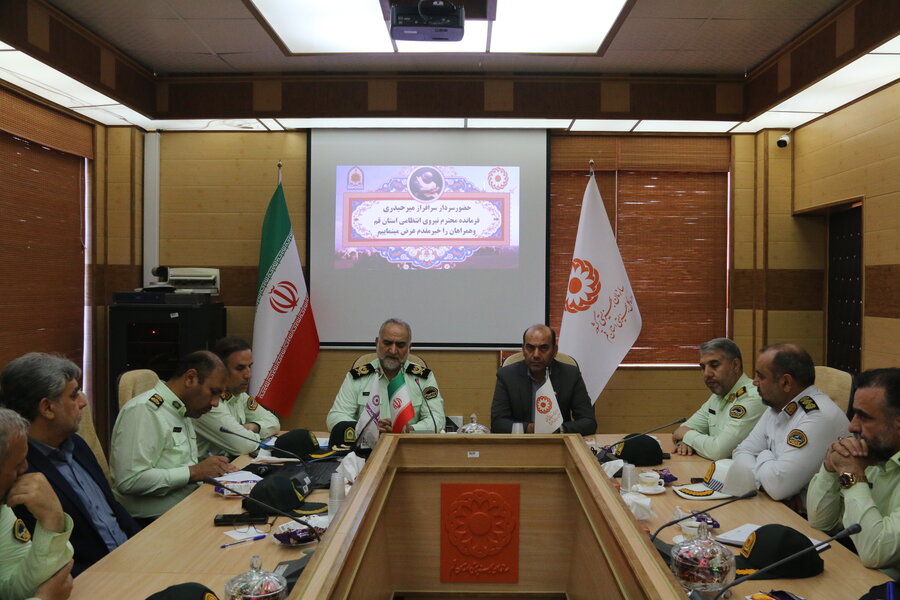 نشست مشترک فرماندهی انتظامی استان قم و  بهزیستی در راستای کاهش جرایم و  آسیب‌های اجتماعی
