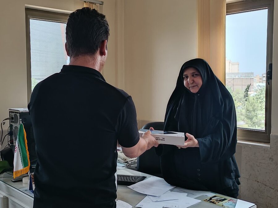 تحویل مرحله دوم تبلت به افراد دارای معلویت شهرستان کرمان 