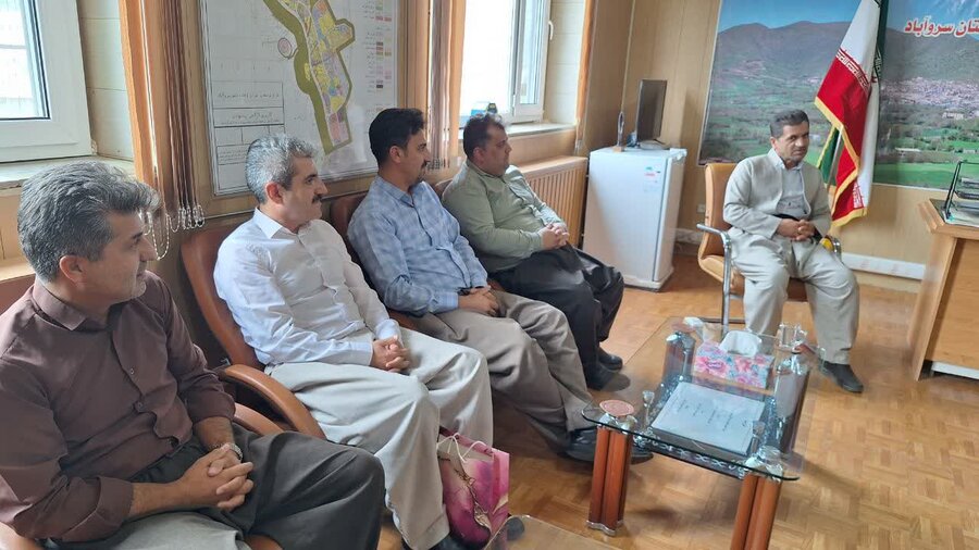 پرسنل بهزیستی سروآباد با فرماندار و امام جمعه دیدار کردند