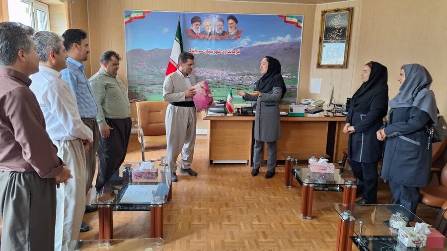 پرسنل بهزیستی سروآباد با فرماندار و امام جمعه دیدار کردند