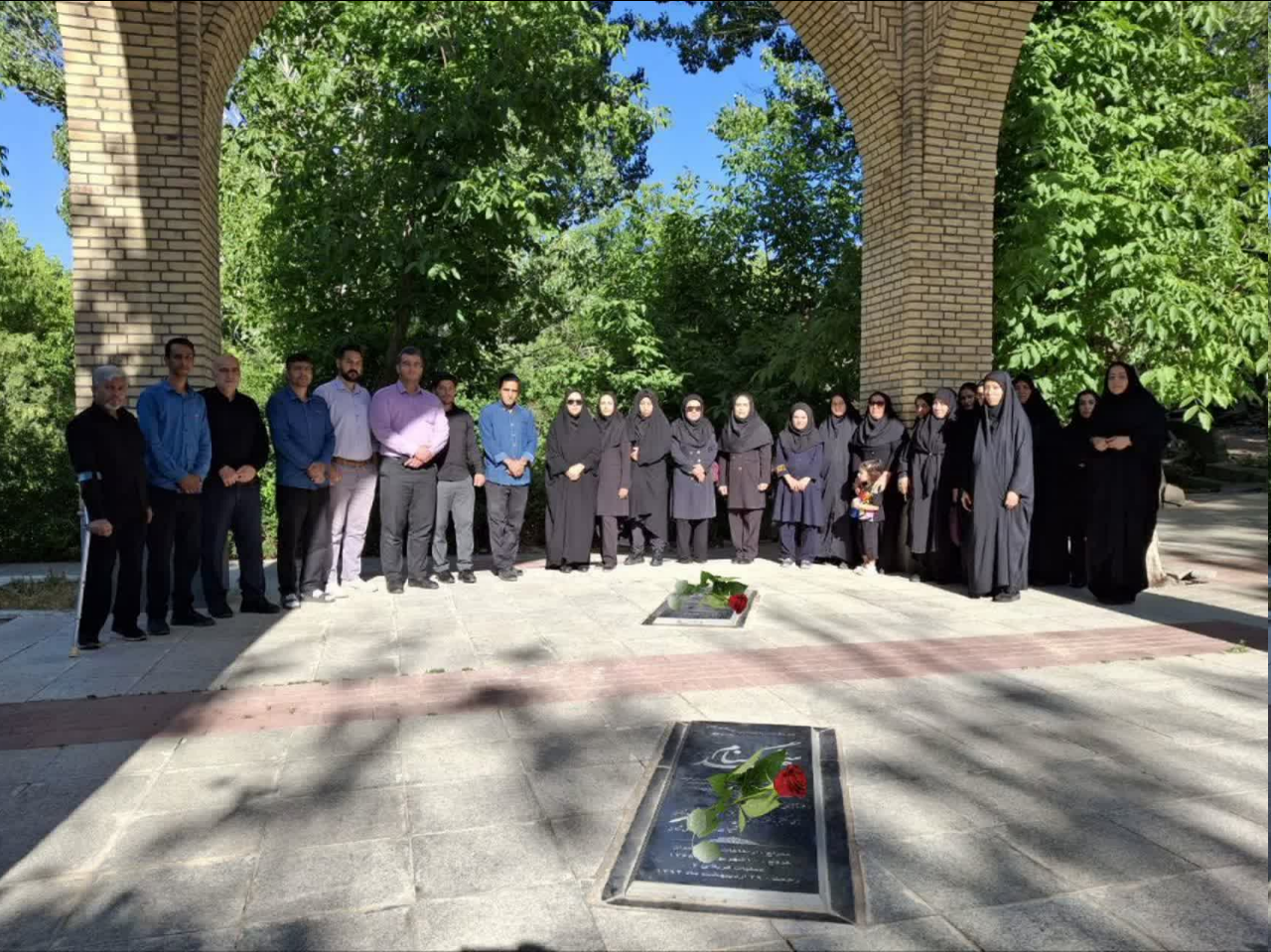 تویسرکان/ برگزاری مراسم روح بخش زیارت عاشورا در جوار شهدای گمنام شهر سرکان و غبار روبی مزار شهدا