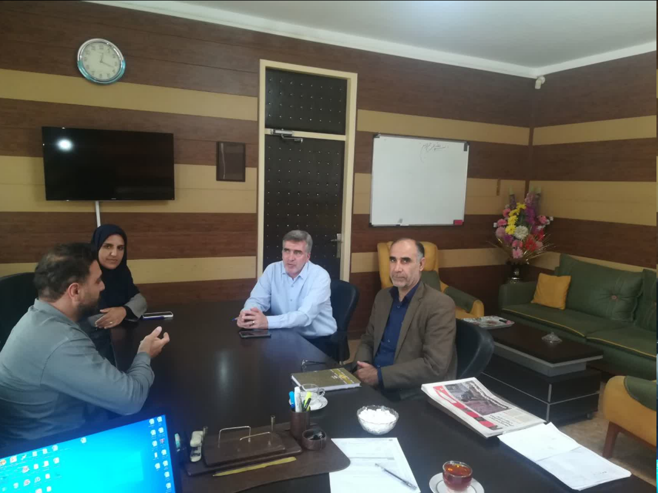 نشست اداره بهزیستی شهرستان اسدآباد و اداره برق در خصوص پنل های خورشیدی