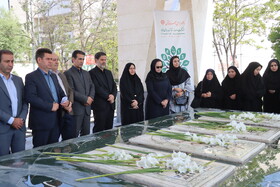 غبارروبی مزار شهدا به مناسبت آغاز هفته بهزیستی در اردبیل