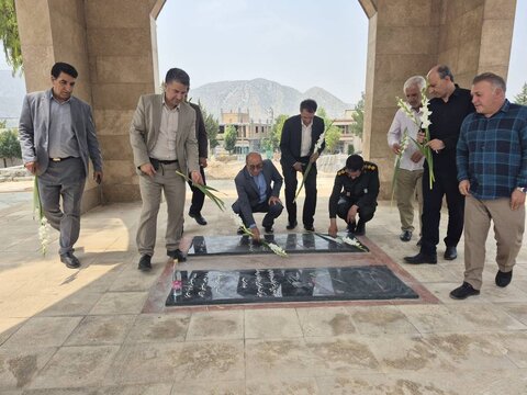 گزارش تصویری| ادای احترام روسا و کارکنان ادارات بهزیستی شهرستانها به شهدا