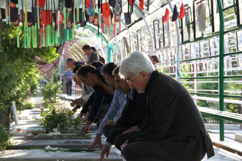 گزارش تصویری|گلباران قبور مطهر شهدا و زیارت حرم مطهر حضرت شاهچراغ (ع) به مناسبت اولین روز از هفته بهزیستی