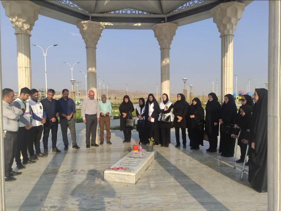 عطر افشانی مزار شهید گمنام در رزن به مناسبت هفته بهزیستی