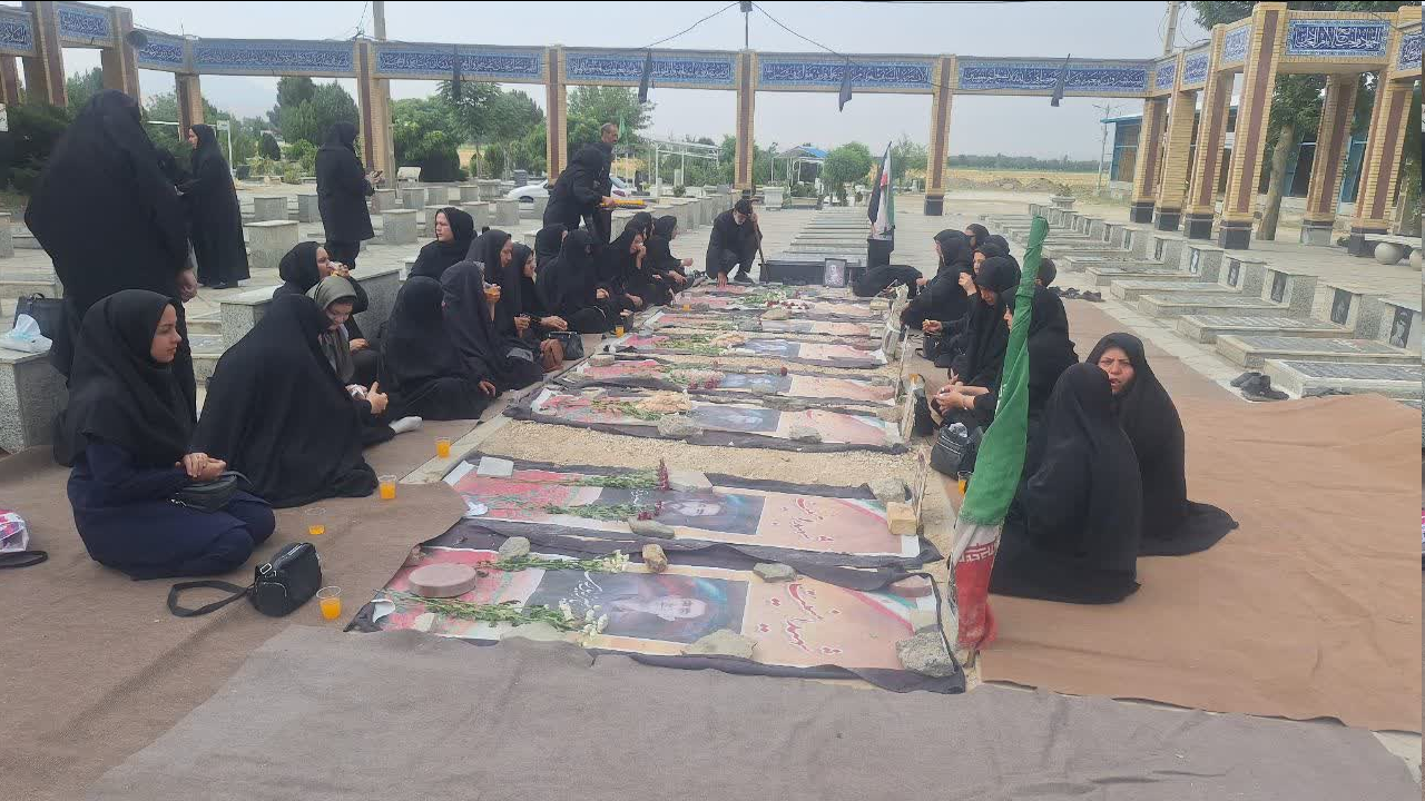 غبار روبی مزار شهدا و قرائت زیارت عاشورا به مناسبت هفته بهزیستی