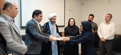 نظرآباد | تجلیل امام جمعه و فرماندار نظرآباد از مدیر و کارکنان بهزیستی